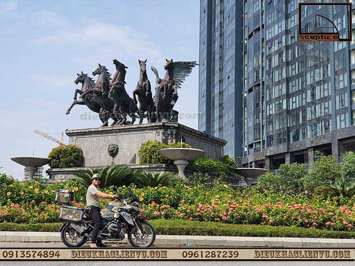 Chất liệu composite nhẹ, phù hợp với các sản phẩm điêu khắc kích thước lớn